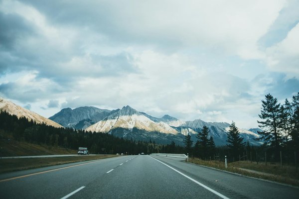 Quels sont les avantages d'utiliser des pneus tout-terrain avec bandes centrales renforcées pour les SUV?